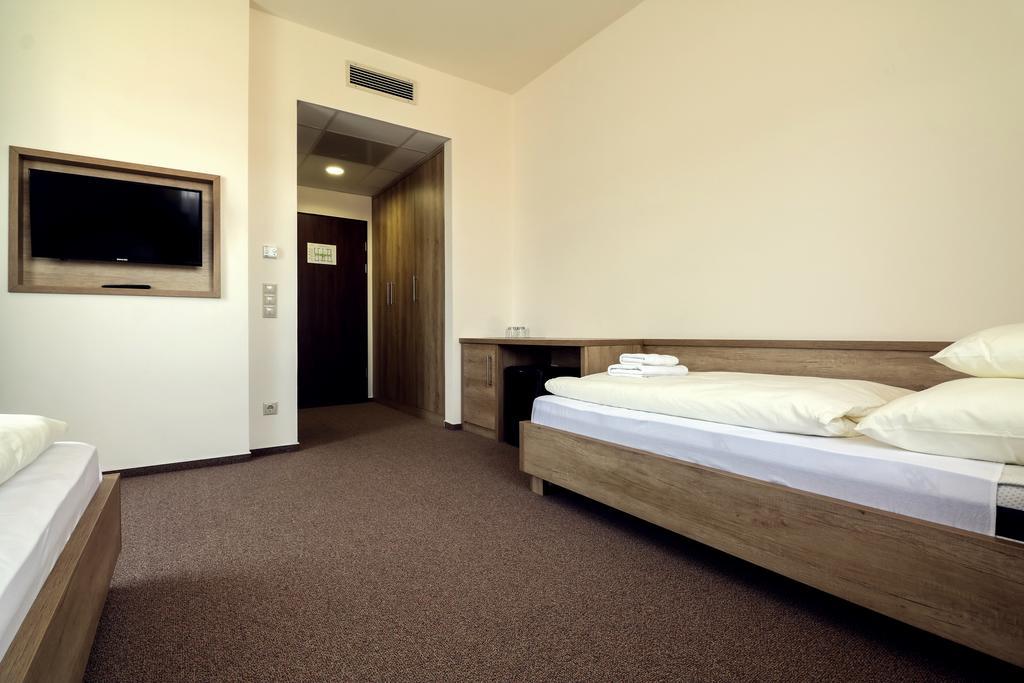 Ipari Park Panzio Hotel Szolnok Exterior photo