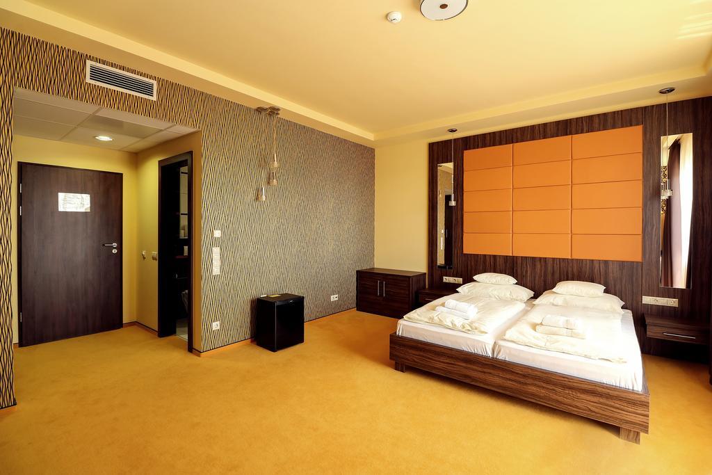 Ipari Park Panzio Hotel Szolnok Exterior photo