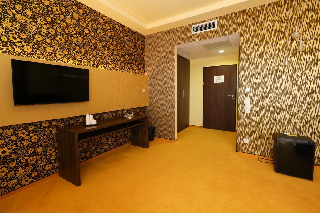 Ipari Park Panzio Hotel Szolnok Exterior photo